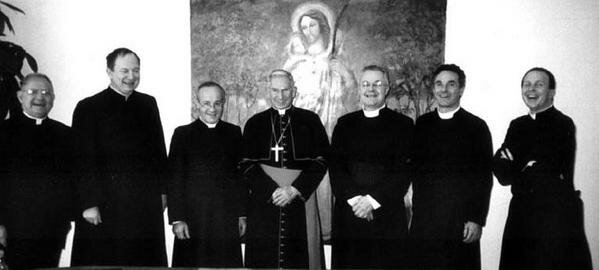 Padres fundadores do Instituto do Bom Pastor no dia da ereção do Instituto, 8 de setembro de 2006, em Roma. O primeiro à esquerda, Pe. Fernando Guimarães, então secretário do Cardeal e hoje bispo de Guaranhuns; ao centro, Sua Eminência Cardeal Dario Castrillon Hoyos; e ao fundo, O Bom Pastor.