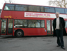 O cientista e autor de livros Richard Dawkins, em frente a ônibus com anúncio ateista - Imagem Folha Online