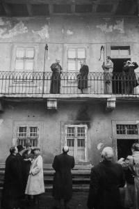Mindszenty na sacada da embaixada dos EUA, em Budapeste.