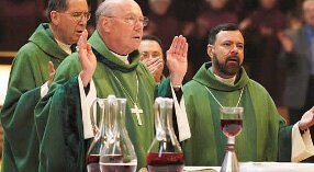 O Atual Prefeito da Congregação para a Fé, Cardeal William Levada, durante a celebração do Novus Ordo com objetos litúrgicos não autorizados.