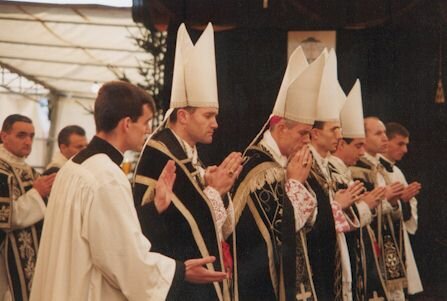 Bispos da Fraternidade nas exéquias de Dom Lefebvre