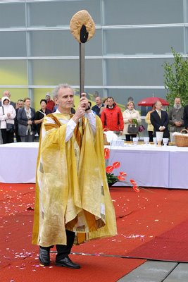 "Procissão de Corpus Christi" em Linz, Áustria. Para o porta-voz da Santa Sé, Pe. Lombardi, não há razões para pensar em um ato “restritivo” com relação à renovação litúrgica pós-conciliar.