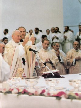 30 de dezembro de 1988: João Paulo II celebra com o Neocatecumenato.