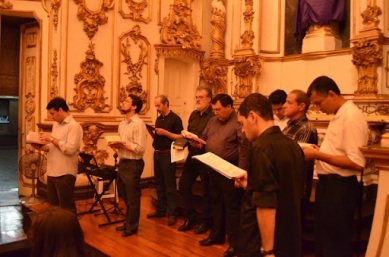 Coral Gregoriano cantando na Vigília Pascal de 2012 na igreja Nossa Senhora do Carmo da Antiga Sé. Créditos ao blogue Sentinela Católico.