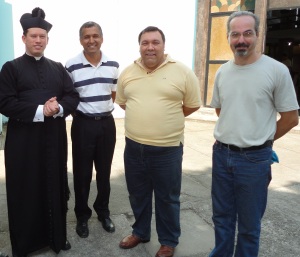 Os cantores Fabiano Rollim, Pedro Paulo e Ricardo Carlson ao lado do reverendíssimo padre Anderson Batista da Silva, um grande incentivador do Canto Gregoriano em sua paróquia.