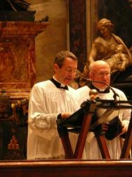 Basílica de São Pedro, novembro de 2012: Pe. Barthe lê a mensagem do Papa Bento XVI aos participantes da peregrinação 'Una cum Papa Nostro'.
