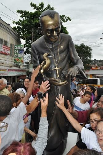 D. Hélder Câmara, sempre de batina, idolatrado por seus seguidores, admirado, eloquente, com grande poder de sedução, também seria um narcisista, desequilibrado, sociopata?