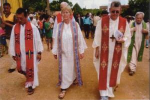 Erwin Krautler, à direita da foto, em procissão ao lado do que parece ser uma "presbítera" anglicana.