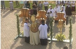 Os sinos recém inaugurados foram abençoados, no ano passado, pelo bispo auxiliar de Brasília.