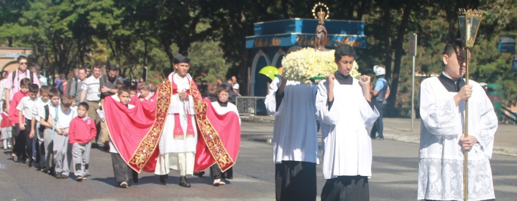 Padre Edivaldo com o Colégio São Mauro em Peregrinação à Aparecida, maio de 2015