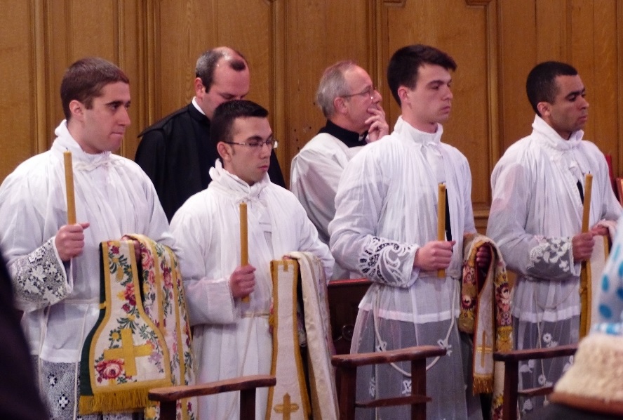 Da esq. para direita: seminaristas José Luiz, Adolfo Andrés, Guillaume Touche e Thiago Bonifácio, em sua ordenação subdiaconal (março de 2015).