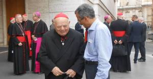 Conversando com o meu professor de Bioetica, o Cardeal Mons. Elio Sgreccia, e Walter Kasper, ao fundo, à esquerda.