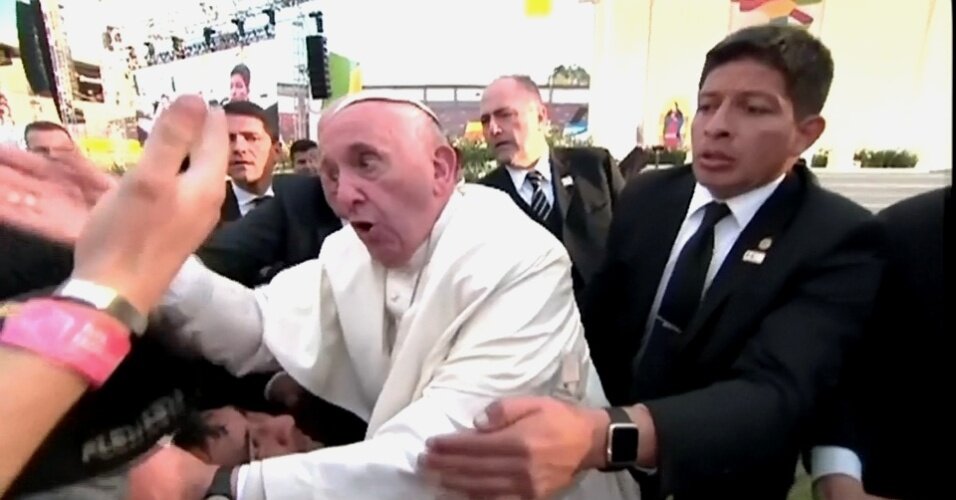 17fev2016-fiel-quase-derruba-o-papa-francisco-e-irrita-o-lider-religioso-durante-evento-no-mexico-1455703877982_956x500.jpg