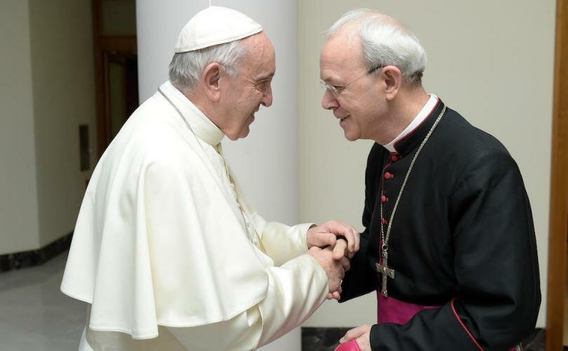 Pope_Francis_meets_Bishop_Athanasius_Schneider_810_500_75_s_c1